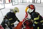 Cvičení profesionálních hasičů v prostorách rozestavěného obchodního centra Šantovka v Olomouci