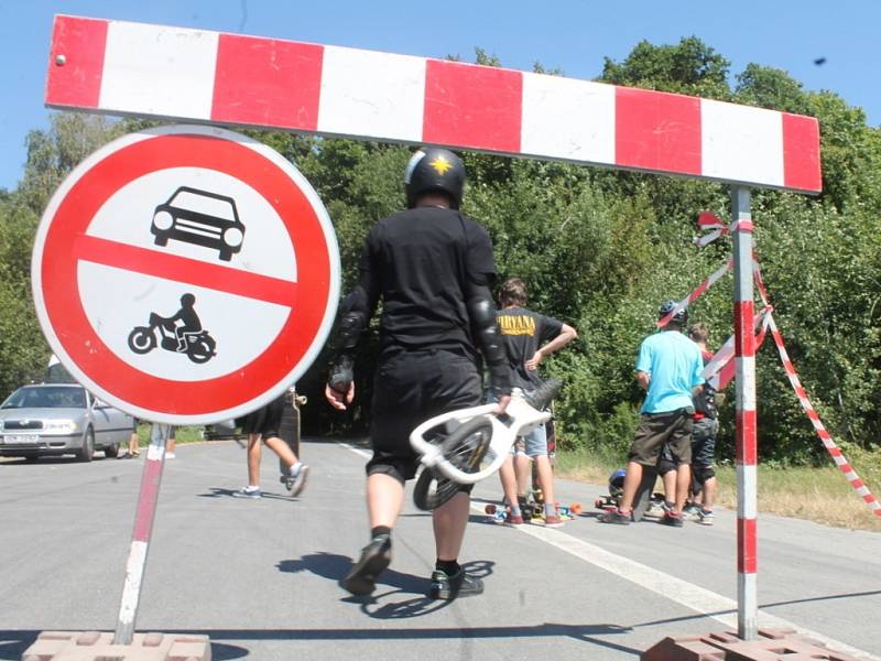 Jezdci na longboardech na trati Ecce Homo ve Šternberku.