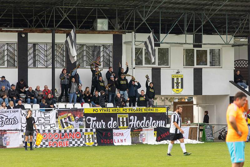 Fotbalisté Hodolan (v pruhovaném) porazili Novou Hradečnou 8:0.