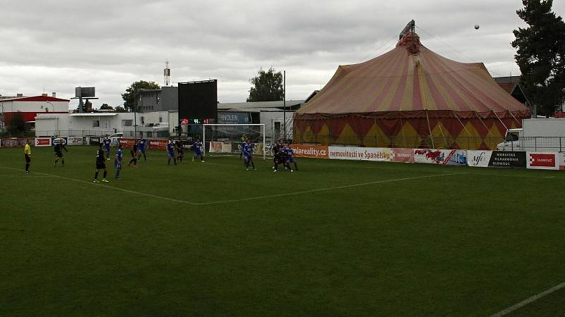 Fotbalisté Holice (v černém) prohráli se Slavičínem 0:1.