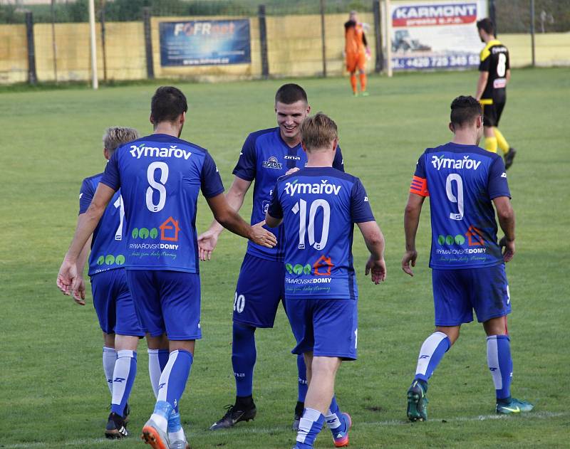 Fotbalisté Nových Sadů (ve žluto-černém) prohráli v předkole MOL Cupu s Rýmařovem 0:2.