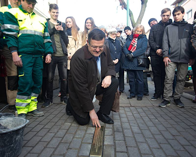 Před ZŠ Hálkova v Olomouci přibyl tzv. Stolperschwelle připomínající místo, odkud odcházeli Židé z Olomouce a okolí do transportů