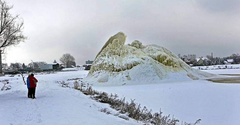 Litovelská Lochnesska. Mráz vykouzlil obrovskou ledovou horu v laguně litoveského cukrovaru