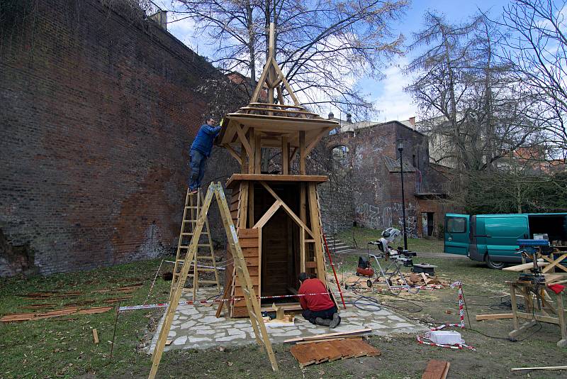 Stavba nové dřevěné zvoničky v Bezručových sadech v Olomouci.