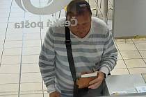Policie pátrá po totožnosti muže, kterého 11. října 2023 zachytila kamera na přepážce pošty v nákupní galerii Šantovka.