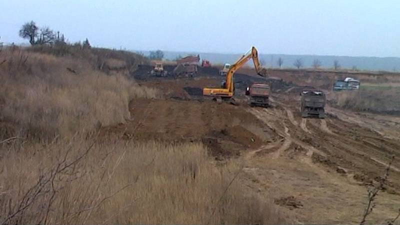 Archivní snímek z videa dokumentující navážení odpadu na skládku u Haňovic v roce 2008