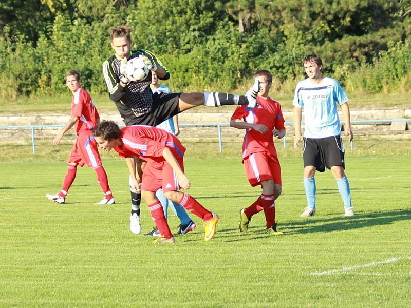 Fotbalisté Šternberka (v červeném). Ilustrační foto