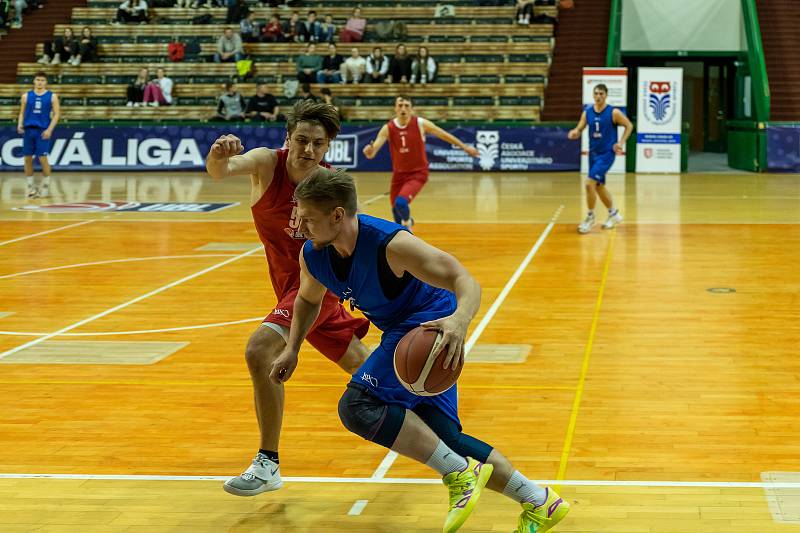 Zápas Final Four Univerzitní basketbalové ligy mezi UP Olomouc a UK Praha