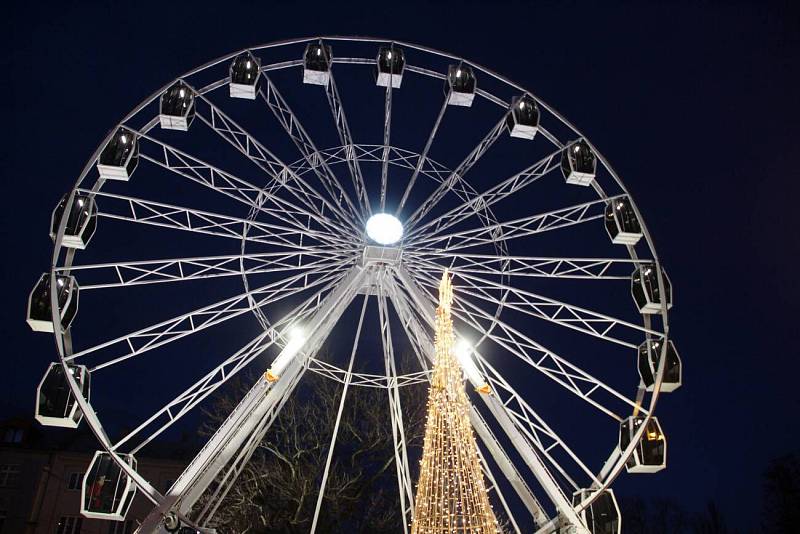 První víkend Vánočních trhů v Olomouci 2019. Ruské kolo na tržnici