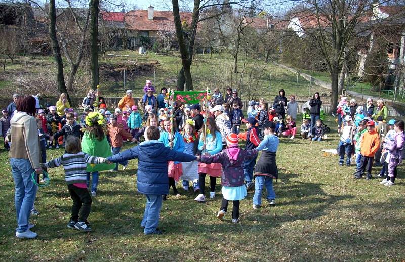 Vynášení Morany a vítání jara v Otaslavicích na Prostějovsku, duben 2012