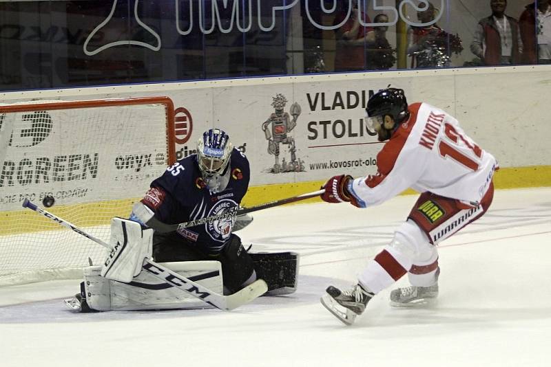 Olomoučtí hokejisté (v bílém) porazili Liberec 2:1 po samostatných nájezdech.