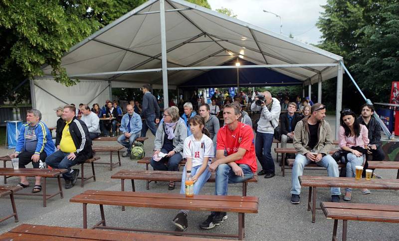 Duel Čechů s Dány ve fanzóně u Androva stadionu v Olomouci