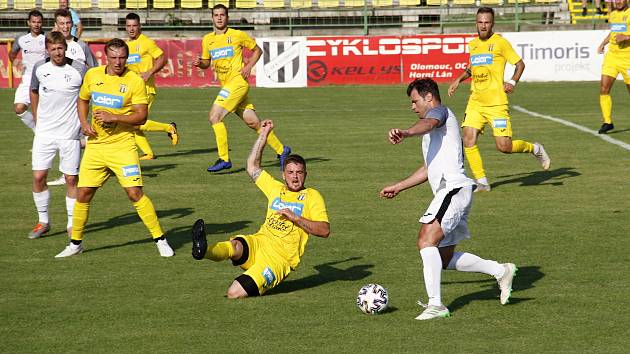 Fotbalisté Holice (v bílém) prohráli se Stráním 0:2.