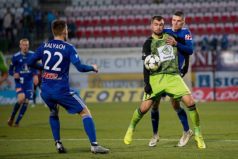 Fotbalisté Sigmy Olomouc (v modrém) podlehli Mladé Boleslavi 0:4