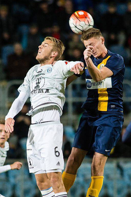 Olomoucký Jakub Plšek (vlevo) a Dominik Simerský. SFC Opava - Sigma Olomouc (v bílém). 3.kolo poháru