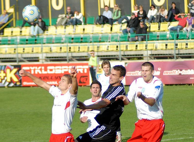 Fotbalisté HFK (v černém) si na domácím hřišti poradili s Hulínem v poměru 3:1.