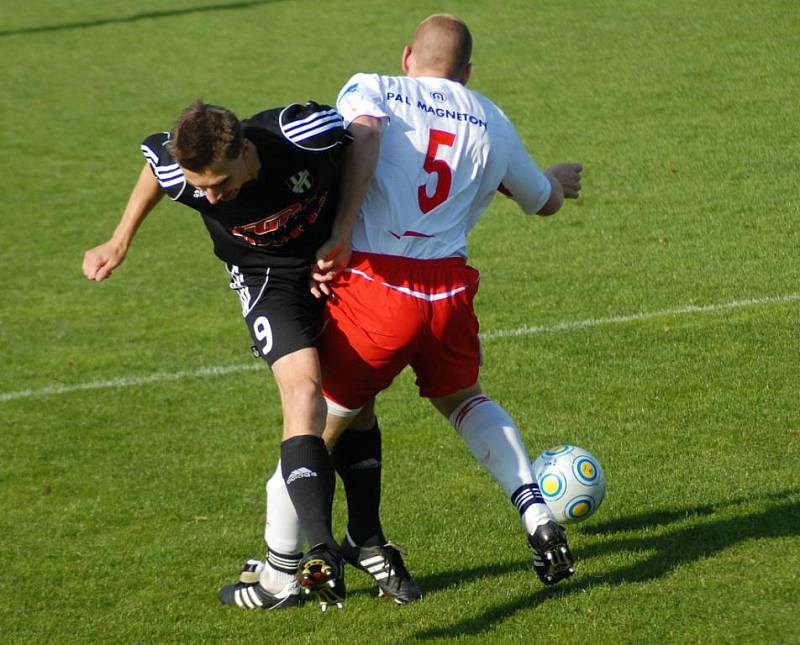 Fotbalisté HFK (v černém) si na domácím hřišti poradili s Hulínem v poměru 3:1.