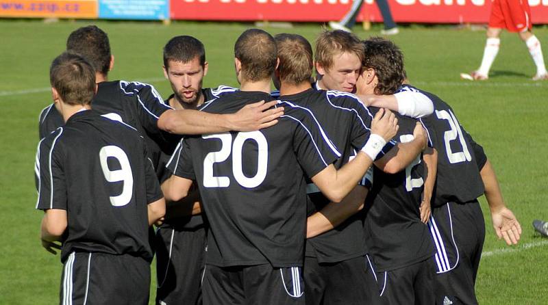 Fotbalisté HFK (v černém) si na domácím hřišti poradili s Hulínem v poměru 3:1.