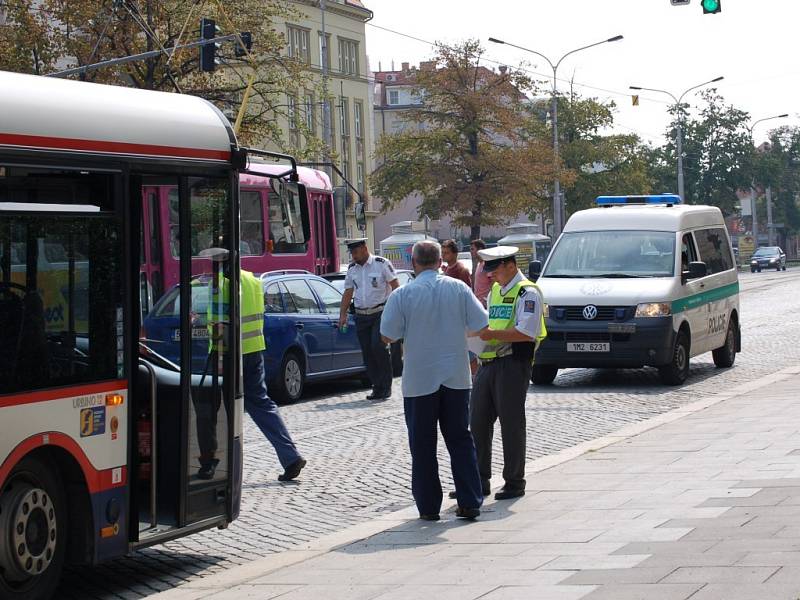 Autobus se srážce vyhnul, další automobil na křižovatce už zabrzdit nestačil.