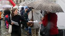 V Olomouci se demonstrovalo proti Babišovi a Benešové, i v dešti