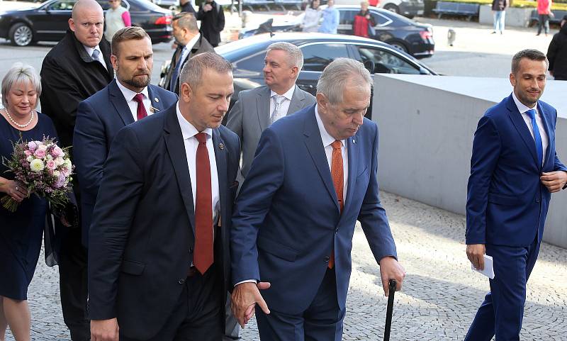 Miloš Zeman před krajským úřadem v Olomouci zahájil svou šestou prezidentskou návštěvu Olomouckého kraje