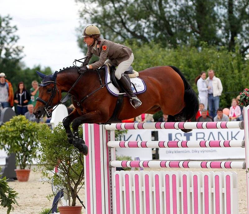 Linda Bratomi (It.) a Utopia. Světový pohár v jezdeckém areálu Equine Sport Centre v Olomouci