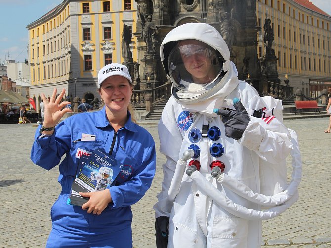 Kosmonaut a jeho NASA asistentka v Olomouci zvali na výstavu Cosmos Discovery, která je do 2. září k vidění v areálu výstaviště v Brně.