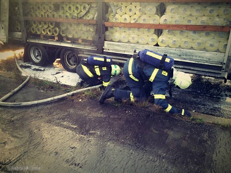 Požár přívěsu nákladního auta ve Velkomoravské ulici v Olomouci