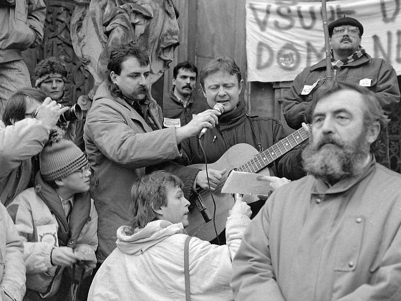 Hudebník Vladimír Merta. Demonstrace za odchod sovětské armády z Olomouce