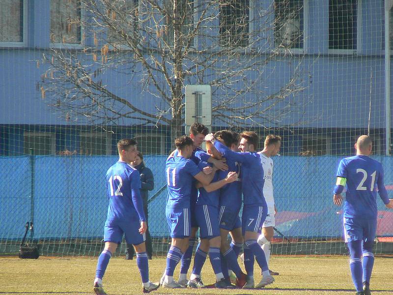 Rezerva olomoucké Sigmy (v modrém) porazila při své domácí jarní premiéře béčko Slovácka v poměru 3:1.