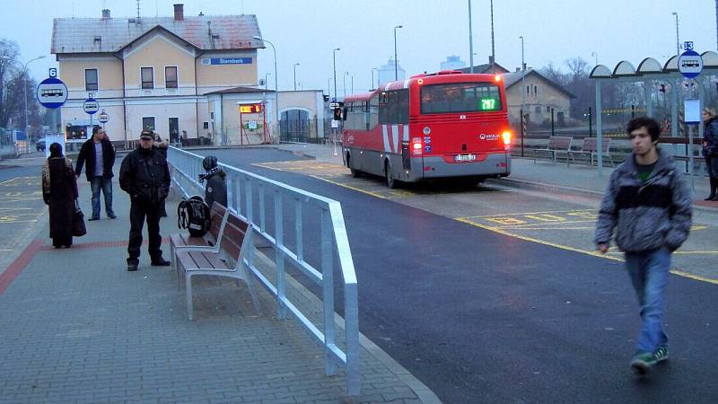 Část prostoru před vlakovým nádražím ve Šternberku prošla proměnou v roce 2011, vznikl tam nový autobusový terminál