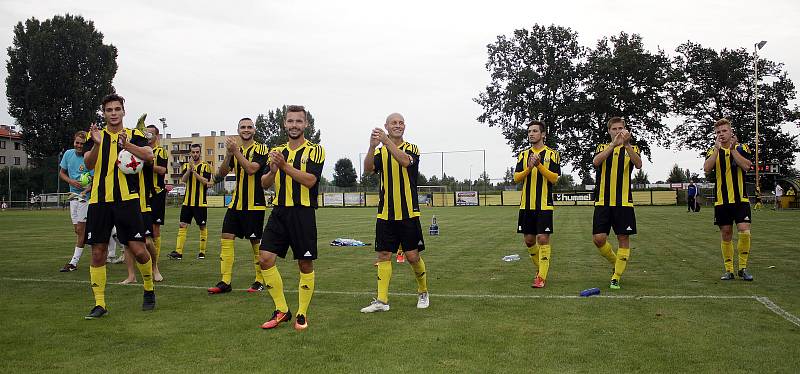 Fotbalisté Nových Sadů (v černožlutém) porazili Brumov 4:0