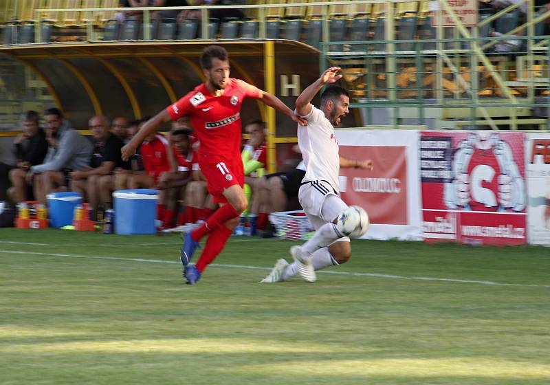 Fotbalisté HFK Olomouc (v bílém) prohráli v 1. kole MOL Cupu se Zbrojovkou Brno 0:3.