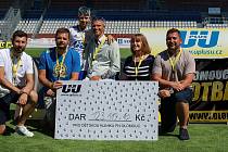 Generální partner Olomoucké fotbalové školy Lukáš Urbanec (uprostřed) symbolicky předal šek přednostce Dětské kliniky FN Olomouc profesorce Dagmar Pospíšilové (druhá zprava).