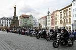 Motorkáři na olomouckém Horním náměstí zahájili sezonu.