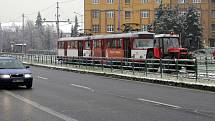 Boj s ledem v Olomouci - středa 3. 12. 2014 - DPMO pracuje na zprovoznění tramvajové trati