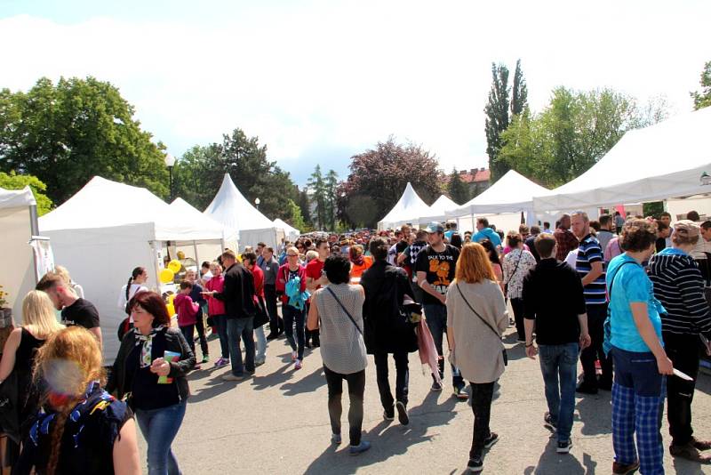 Stovky lidí zaplnily v sobotu Smetanovy sady Výstaviště Flora Olomouc. Přilákal je tam už druhý ročník dobrého jídla a pití Garden Food Festival.