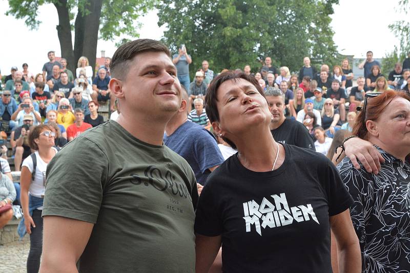 Festival Hanácké Woodstock, který se konal v sobotu odpoledne ve Velké Bystřici, přitáhl davy lidí. Na koncertě Vašo Patejdla se pod pódiem i tančilo.