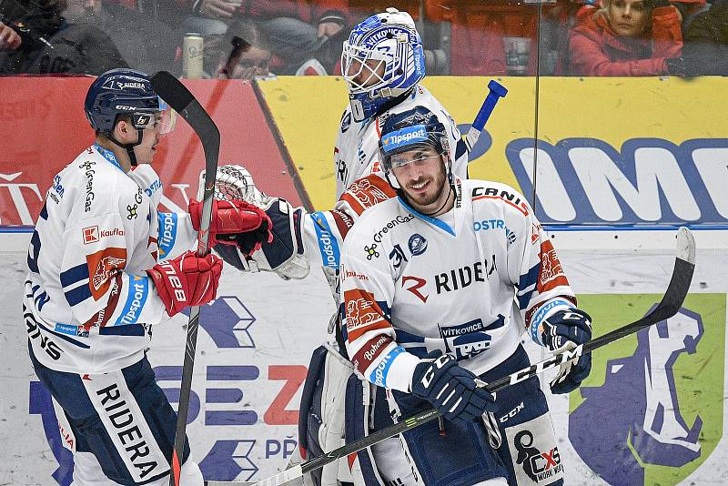 Předkolo play off hokejové extraligy - 4. zápas: HC Olomouc - HC Vítkovice Ridera, 15. března 2022 v Olomouci. (vpravo) Domonik Lakatoš z Vítkovic.