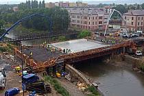 Betonáž nového mostu v ul. Komenského v Olomouci. 19. července 2019