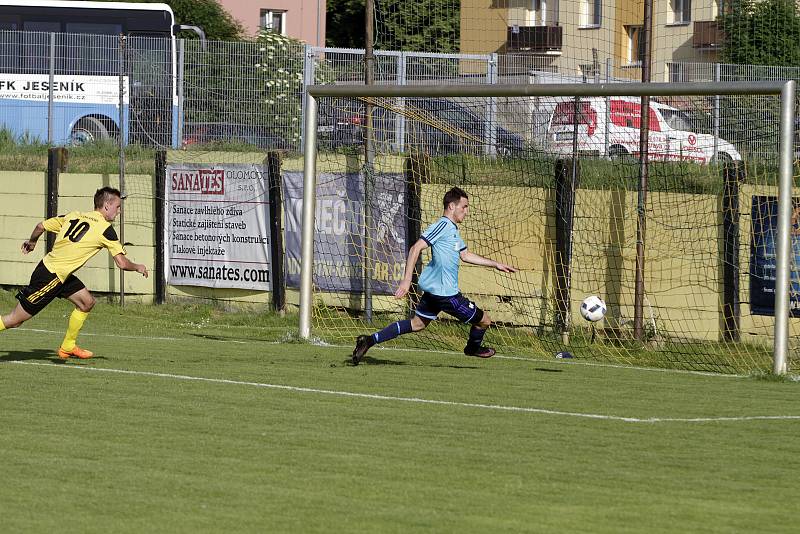 Fotbalisté Nových Sadů (ve žlutém) prohráli s Jeseníkem 2:3