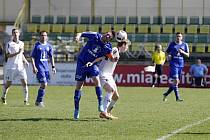 Fotbalisté béčka Holice prohráli utkání s Lutínem (v modrém) 0:1