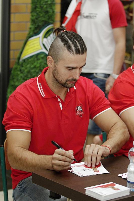 Hokejisté Olomouce přivítali fanoušky na autogramiádě v obchodním centru