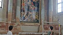 Instalace kopie oltářního obrazu v kostele ve Staré Vodě u Libavé