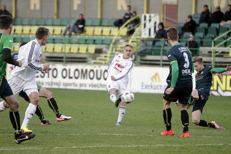 Fotbalisté Holice (v bílém) remizovali s Petřkovicemi 0:0. Lukáš Vychodil střílí