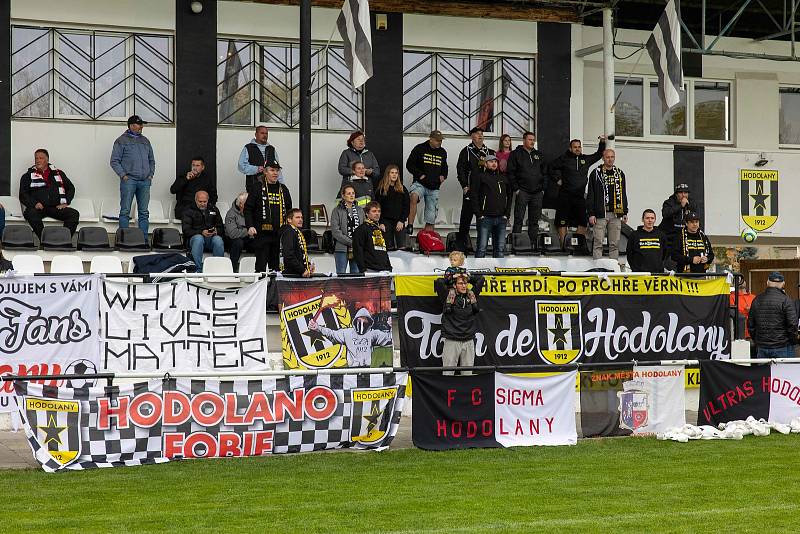 Fotbalisté Hodolan (v pruhovaném) porazili Novou Hradečnou 8:0.