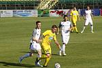 Fotbalisté Holice (v bílém) prohráli se Stráním 0:2.