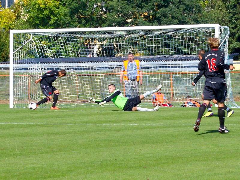 Fotbalisté Uničova (v modrém) proti Orlové