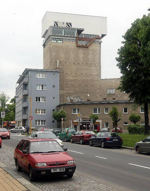 Rodinný dům na vrcholku nepoužívané věže v Polské ulici. Realizace: 2004 – 2007. Architekti Tomáš Pejpek a Szymon Rozwalka