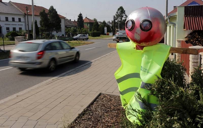 Úplnou uzavírka vytížené silnice I/55 Olomouc – Přerov doprovází komplikované objížky - Lidová tvořivost ke snížení rychlosti na objízdné trase – dopravní strašák